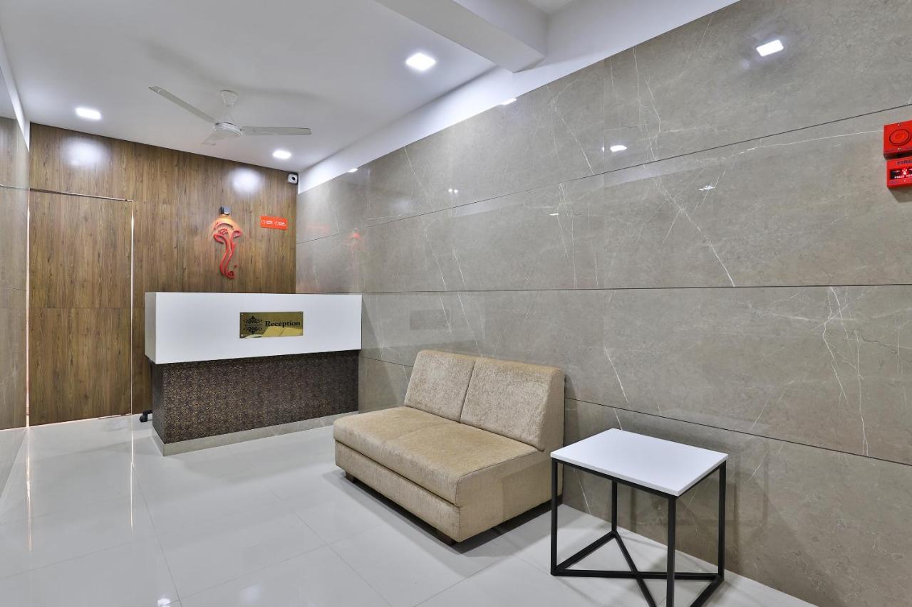 Oyo 28429 Hotel Citadel Surat Exterior photo